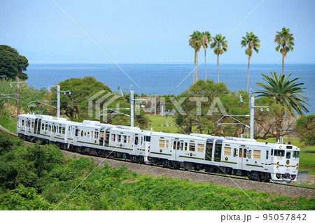 有明海沿いを行く観光列車「ふたつ星4047」（JR九州） 95057842