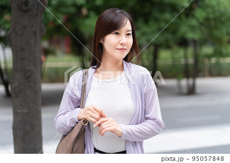 ビジネス　女性　OL 95057848