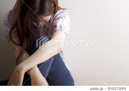 辛そうにうなだれる、若い女性 辛そうにうなだれる、若い女性 95057899