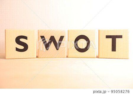 SWOT（スウォット）分析のイメージ（文字・アルファベットテキスト） 95058276