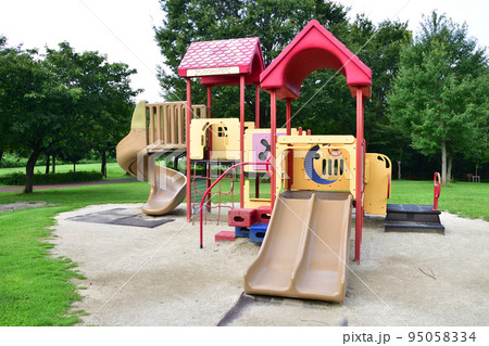 公園の遊具 95058334