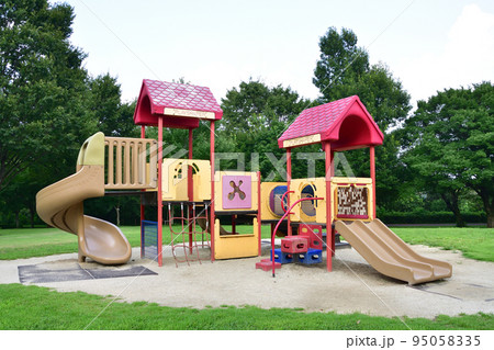 公園の遊具 95058335