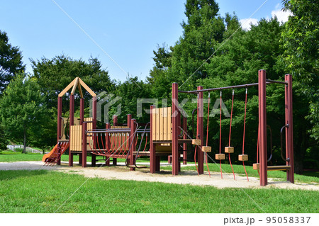公園の遊具 95058337