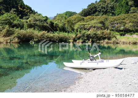 SUPやカヤックを楽しむ 仁淀川の豊かな自然を満喫する SUPやカヤックを楽しむ 仁淀川の豊かな自然を満喫する 95058477