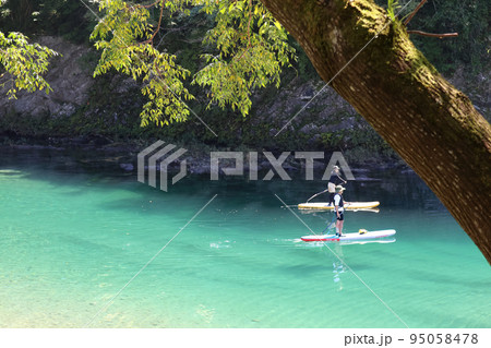 SUPやカヤックを楽しむ 仁淀川の豊かな自然を満喫する SUPやカヤックを楽しむ 仁淀川の豊かな自然を満喫する 95058478