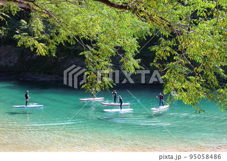 SUPやカヤックを楽しむ 仁淀川の豊かな自然を満喫する SUPやカヤックを楽しむ 仁淀川の豊かな自然を満喫する 95058486