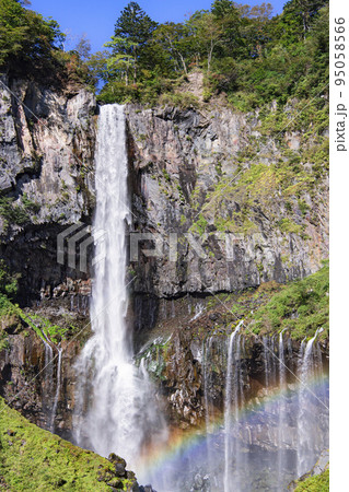 青空と華厳の滝 95058566