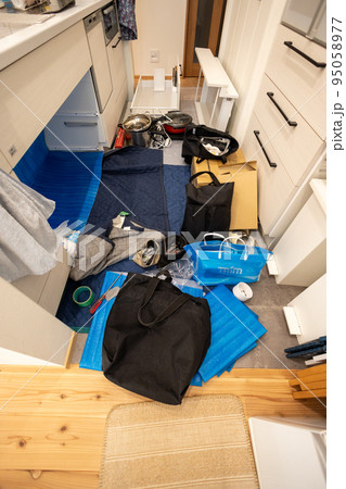 浄水器を取り付けようと、キッチンのシンク下の引き出しを取り外してブルーシートを敷いたところ 95058977