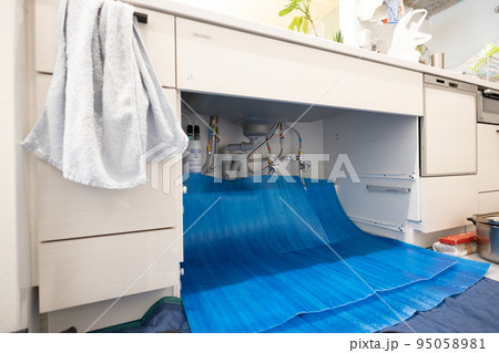 浄水器を取り付けようと、キッチンのシンク下の引き出しを取り外してブルーシートを敷いたところ 95058981