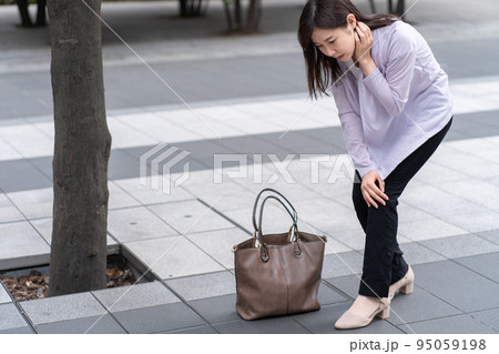 膝が痛い女性 95059198