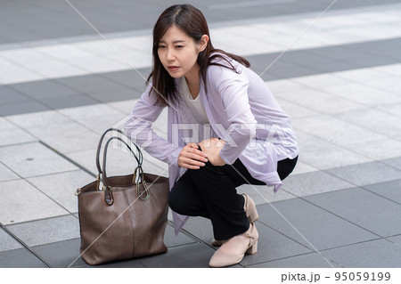 膝が痛い女性 95059199