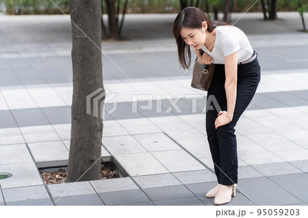 膝が痛い女性 95059203