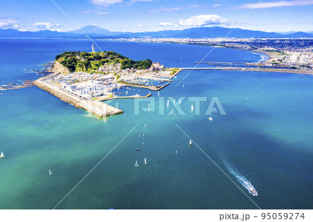 江の島と富士山（神奈川県藤沢市） 95059274