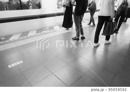 地下鉄ホームで電車を待つ人々 東京 地下鉄ホームで電車を待つ人々 東京 95059592