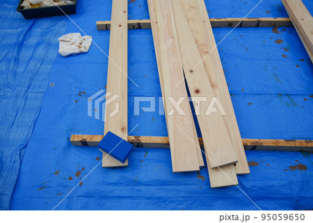 日曜大工で木の板に塗料を塗っているところ 95059650