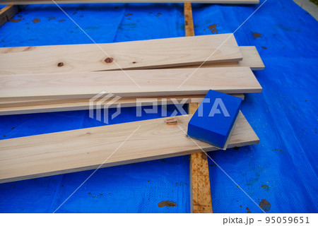 日曜大工で木の板に塗料を塗っているところ 95059651