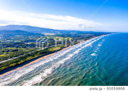 早朝の千里浜なぎさドライブウェイ、のと里山海道（背景は金沢市方向） 95059906
