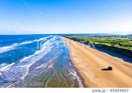 早朝の千里浜なぎさドライブウェイ、のと里山海道（背景は輪島市方向） 95059907