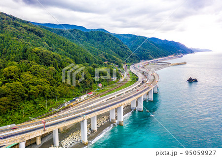 親不知の北陸自動車道、国道8号線、えちごトキめき鉄道日本海ひすいライン（新潟県糸魚川市） 95059927
