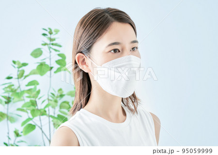 マスクをつけた若い女性 95059999
