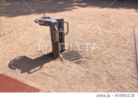 《兵庫県》三田市、公園の水飲み場 95060218