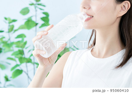 ペットボトルの水を飲む若い女性 ペットボトルの水を飲む若い女性 95060410