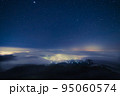 星空と街の光 95060574