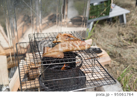 【中津川の河川敷でオートキャンプ　熾火を使ってイカ焼き】 95061764
