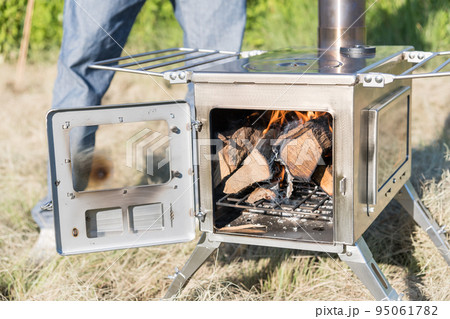 【中津川河川敷でオートキャンプ　薪ストーブの火入れ】 95061782