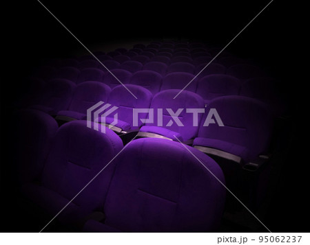 映画館のスポットライトで浮かぶ紫の座席 映画館のスポットライトで浮かぶ紫の座席 95062237