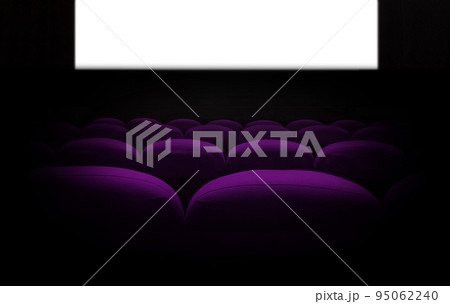 映画館のスポットライトで浮かぶ紫の座席 映画館のスポットライトで浮かぶ紫の座席 95062240