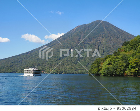奥日光　イタリア大使館別荘から見る中禅寺湖と男体山 95062934