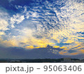 荒れ狂う雲の中大きな光 95063406