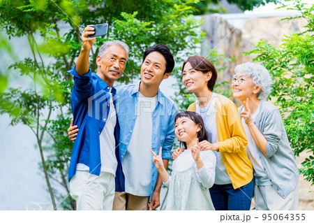 スマホで撮影するファミリー スマホで撮影するファミリー 95064355