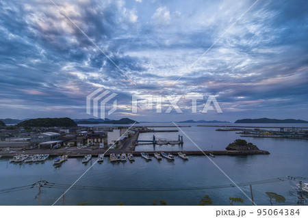 長崎県・福江島 夕暮れ時の福江港 / Goto, Japan 長崎県・福江島 夕暮れ時の福江港 / Goto, Japan 95064384