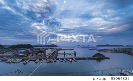 長崎県・福江島 夕暮れ時の福江港 / Goto, Japan 長崎県・福江島 夕暮れ時の福江港 / Goto, Japan 95064385