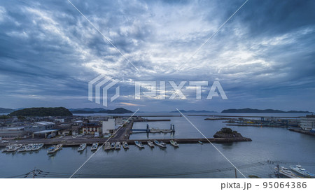 長崎県・福江島 夕暮れ時の福江港 / Goto, Japan 長崎県・福江島 夕暮れ時の福江港 / Goto, Japan 95064386