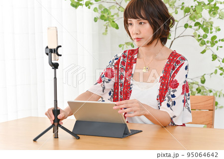 屋内で配信の準備をする女性 95064642