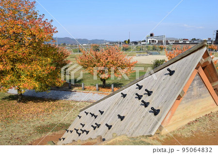 アスレチック児童公園の遊具 95064832