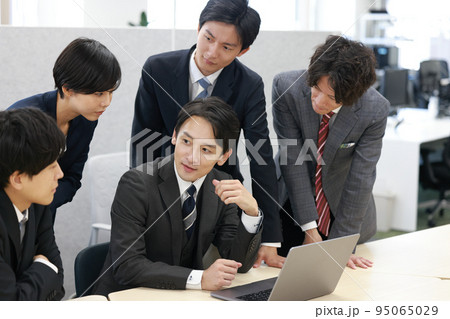 難しい課題の対応を話し合うビジネスパーソン5人_1 難しい課題の対応を話し合うビジネスパーソン5人_1 95065029