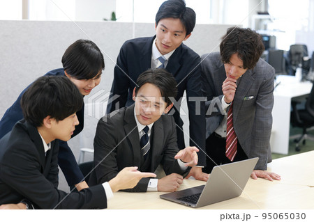 難しい課題の対応を話し合うビジネスパーソン5人_2 難しい課題の対応を話し合うビジネスパーソン5人_2 95065030