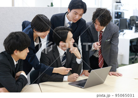課題の対応アイデアを出す部下達_1 課題の対応アイデアを出す部下達_1 95065031