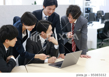 難しい課題の対応を話し合うビジネスパーソン5人_4 難しい課題の対応を話し合うビジネスパーソン5人_4 95065032