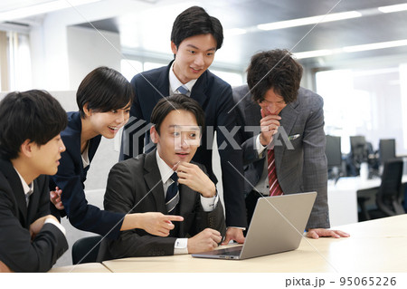 にこやかに対策を話すビジネスウーマンと聴いているビジネスマン4人_2 にこやかに対策を話すビジネスウーマンと聴いているビジネスマン4人_2 95065226