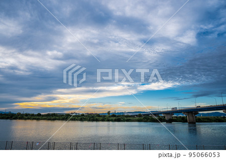 夕方の淀川新橋付近の風景 夕方の淀川新橋付近の風景 95066053