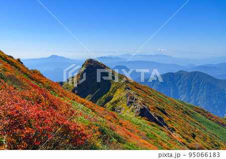 紅葉の谷川岳山頂・快晴の秋晴れと山並みの絶景 95066183