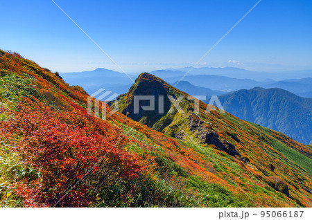 紅葉の谷川岳山頂・快晴の秋晴れと山並みの絶景 95066187