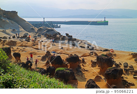 台湾最北端の名勝地、野柳地質公園の奇岩群 95066221