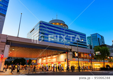 東京　中央区銀座の都市風景　銀座インズと東京交通会館 95066288