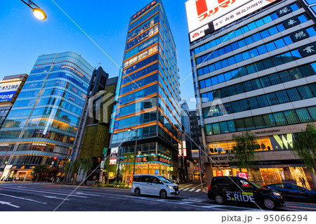 東京　中央区銀座の都市風景　銀座4丁目の街並み 95066294